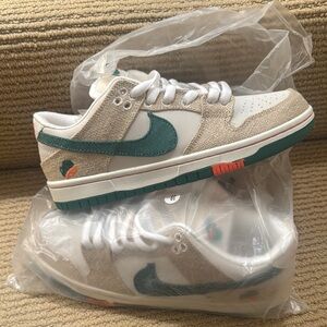 Nike JARRITOS Green and White Sneakers Classic Low-Top Design